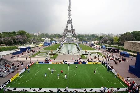 欧冠决赛场地改至巴黎的相关图片